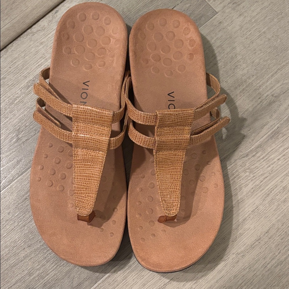 Vionic Women's Tan Textured Thong Sandals Size 11